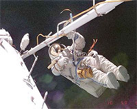 Работа космонавтов в открытом космосе. Станция Мир. 